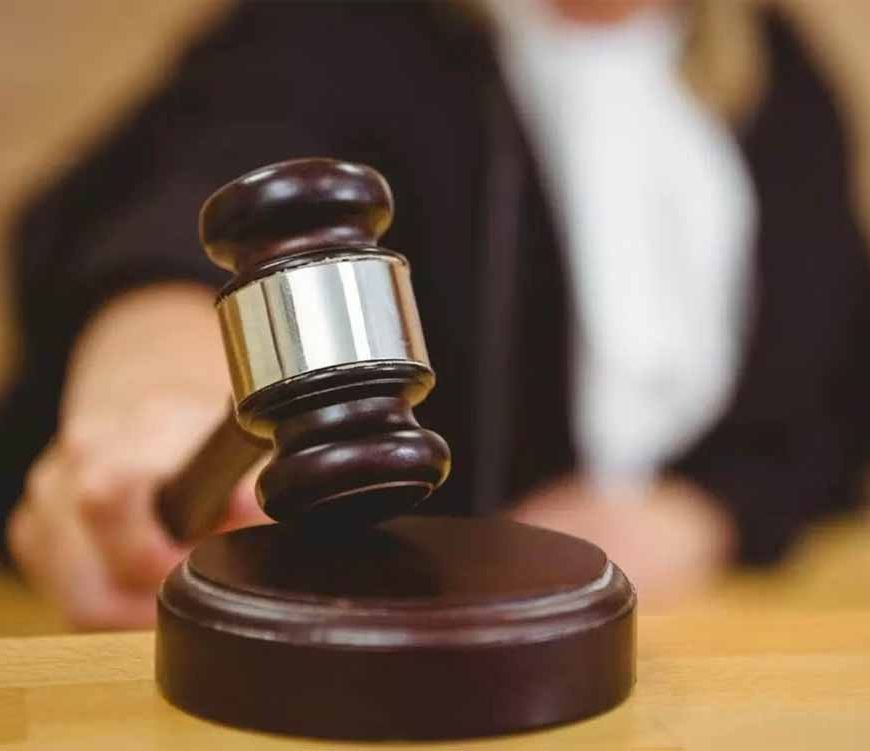 कोर्ट में शर्मनाक नजारा: हिस्ट्रीशीटर अंडरवियर में पेश, हाथ में सिगरेट और शराब!