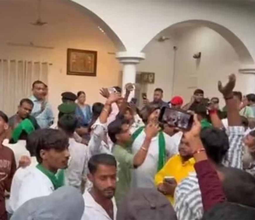 पटना में लालू-राबड़ी आवास पर बवाल, कार्यकर्ताओं ने विधायक के खिलाफ उठाई आवाज