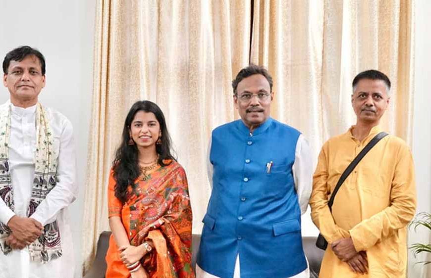 लोक गायिका मैथिली ठाकुर विधानसभा चुनाव में उतर सकती हैं? BJP नेता विनोद तावड़े से हुई मुलाकात