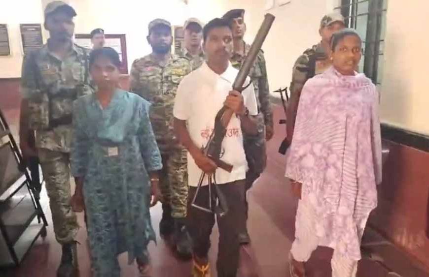 नक्सलियों का आत्मसमर्पण: 2 महिलाएँ समेत 3  ने किया आत्मसमर्पण, हर एक पर 1 लाख रुपए का इनाम