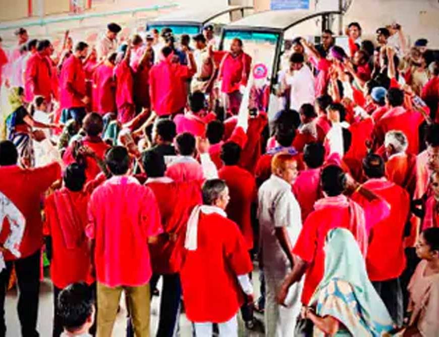 रायपुर रेलवे स्टेशन पर कुलियों का विरोध प्रदर्शन, बैटरी गाड़ियों के खिलाफ उतरे लोग