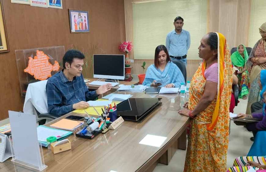 मां पाटेश्वरी शक्ति संवाद के पहले दिन 45 से अधिक महिलाओं ने साझा की समस्याएं, त्वरित निस्तारण के निर्देश से खिले चेहरे