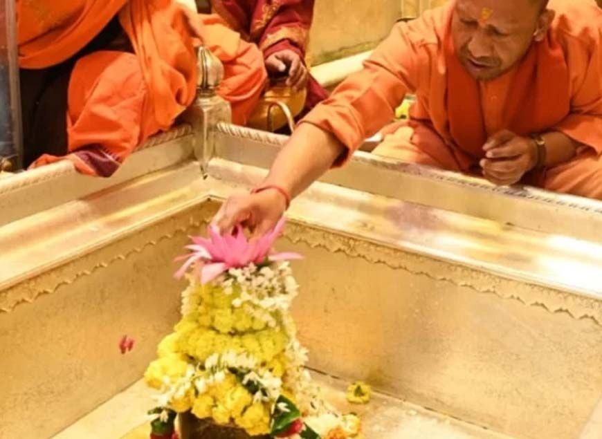 मुख्यमंत्री ने की बाबा विश्वनाथ की आराधना, 'काशी कोतवाल' काल भैरव के दर पर भी झुकाया शीश
