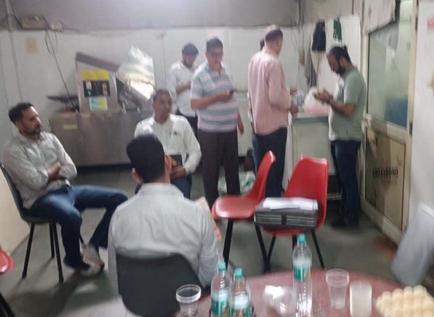 त्योहारी सीजन में अलर्ट: कुरुक्षेत्र में मिठाई की दुकानों पर CM फ्लाइंग टीम की रेड, मिलावट की आशंका