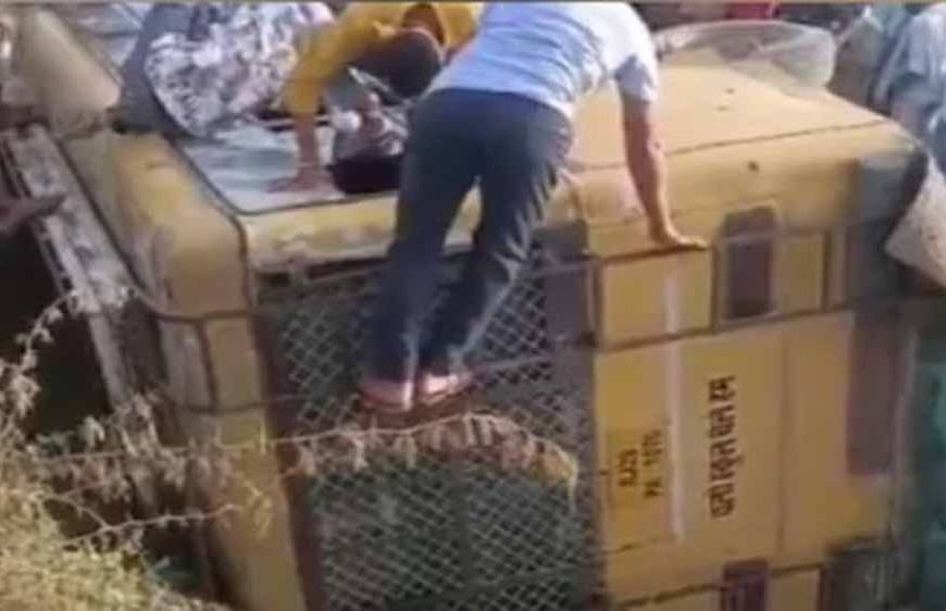 स्कूल बस पलटी: 12 बच्चे घायल, ग्रामीणों ने सड़क जाम कर जताया गुस्सा