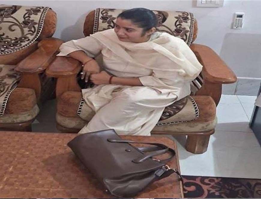 सीधी में RES दफ्तर में घूस का खेल! लोकायुक्त छापे में इंजीनियर, SDO फरार, महिला कर्मचारी रंगे हाथ गिरफ्तार