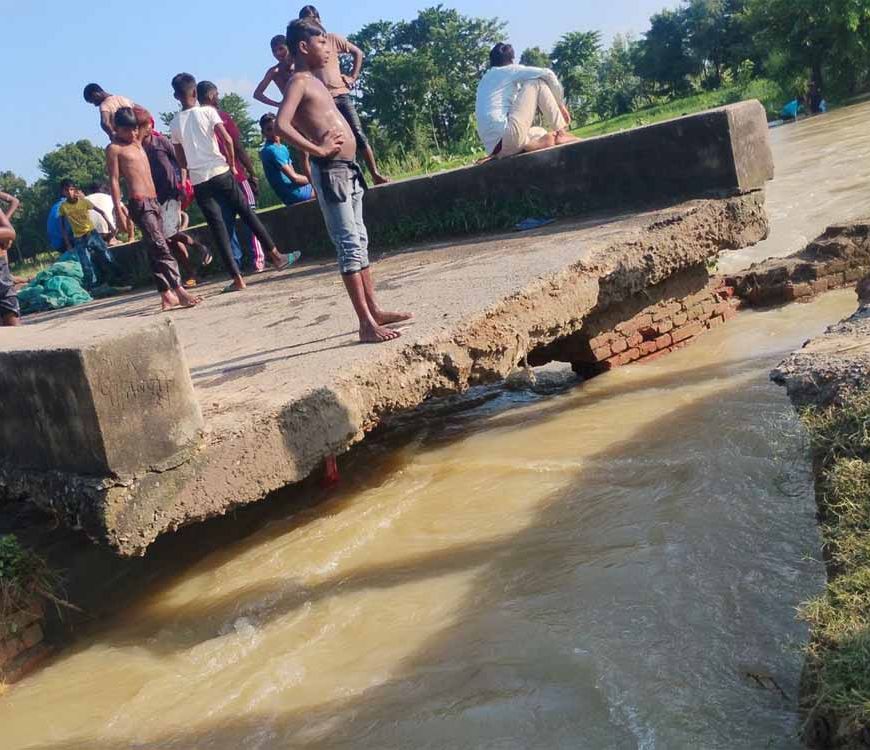 सोरम नदी का उफान: शीतलपट्टी पुल ध्वस्त, कई गांवों का नेशनल हाईवे से संपर्क टूटा
