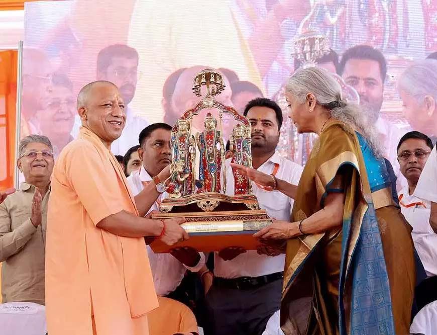वित्त मंत्री निर्मला सीतारमण व सीएम योगी आदित्यनाथ ने किया दक्षिण के तीन संतों की मूर्तियों का अनावरण