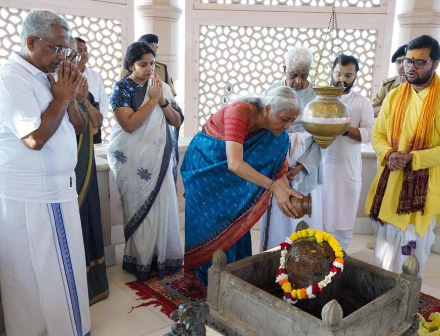 अयोध्या में वित्त मंत्री निर्मला सीतारमण ने परिवार संग उतारी प्रभु श्रीरामलला की आरती