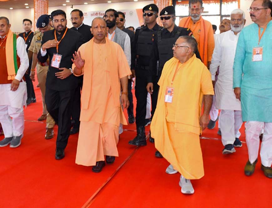 झांसी में सीएम योगी ने मुख्यमंत्री युवा उद्यमी विकास अभियान योजना के लाभार्थियों को दिए चेक
