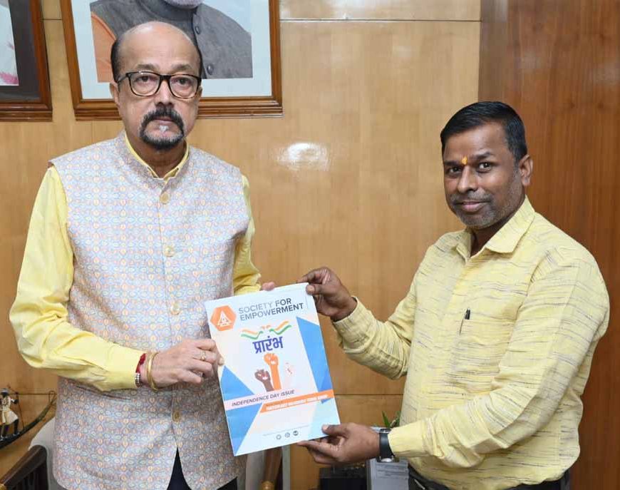 राज्यपाल डेका को ‘प्रारंभ‘ पत्रिका का विशेषांक भेंट