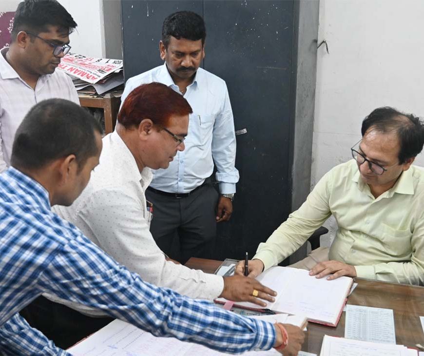 कलेक्टर ने किया जिला कोषालय का निरीक्षण