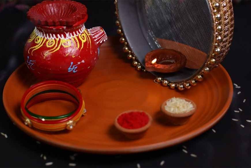 करवा चौथ पूजा की सही दिशा: कौन-सी ओर बैठने से मिलता है अखंड सौभाग्य?