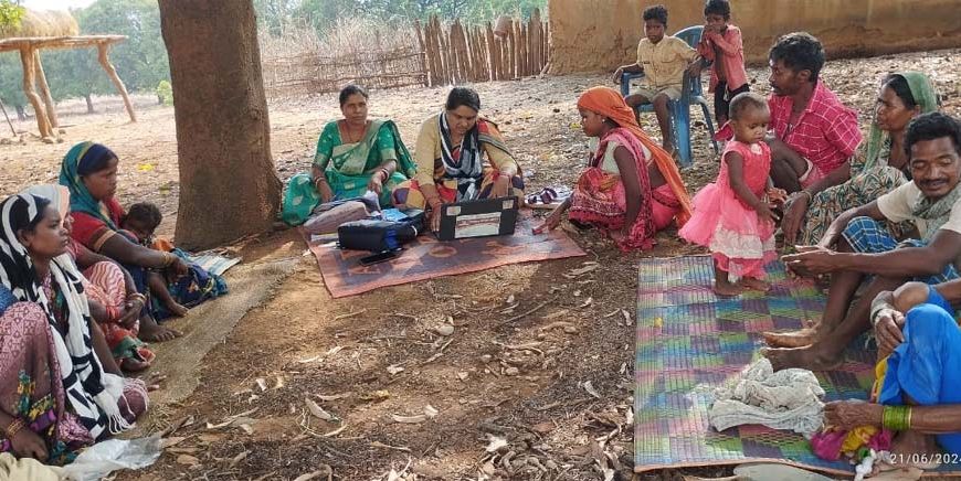 बैंक सखी बालेश्वरी गांव-गांव में पहुंचा रहीं हैं बैंकिंग सुविधाएं