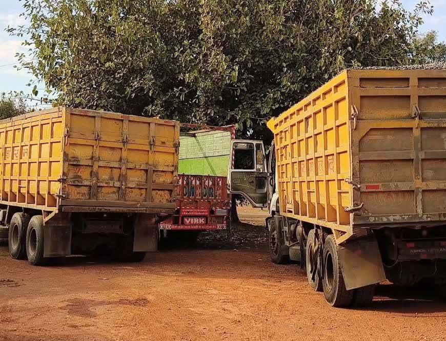 गिट्टी से भरा ओबर लोडिग डंपर को खनिज विभाग ने किया जप्त