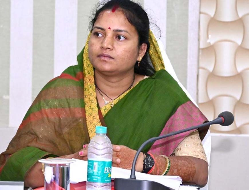 रायपुर : जनसेवा ही हमारा संकल्प - मंत्री श्रीमती लक्ष्मी राजवाड़े ने जनदर्शन में सुनी जनता की समस्याएँ, त्वरित निराकरण के दिए निर्देश