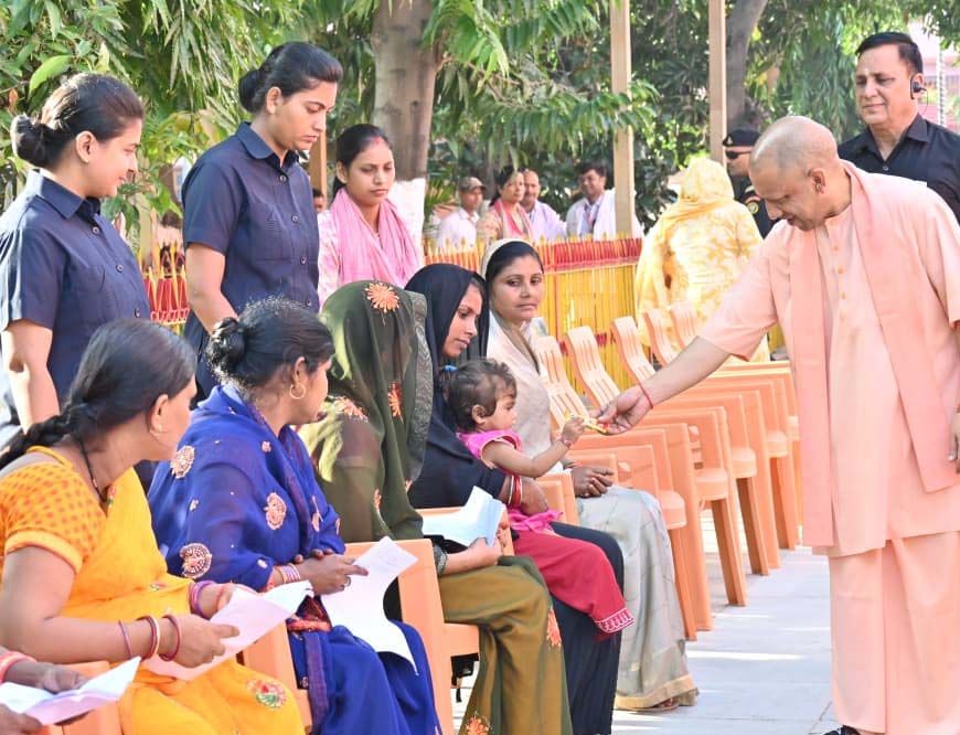 घबराइए मत, सबकी समस्या का समाधान सरकार की प्राथमिकता : सीएम योगी