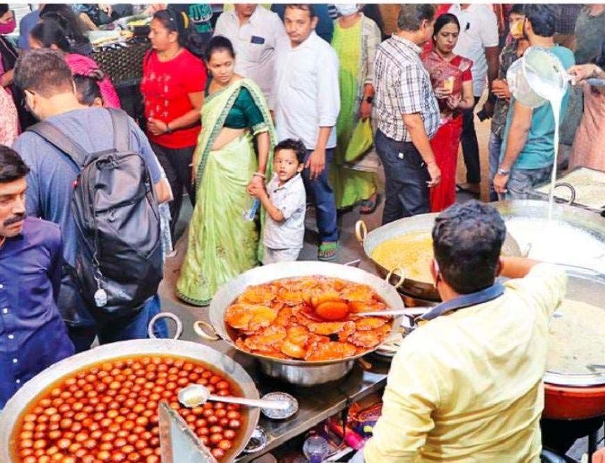 इंदौर के राजवाड़ा में रात में अफसरों की बैठक, व्यापारियों के साथ लिए गए 5 अहम फैसले
