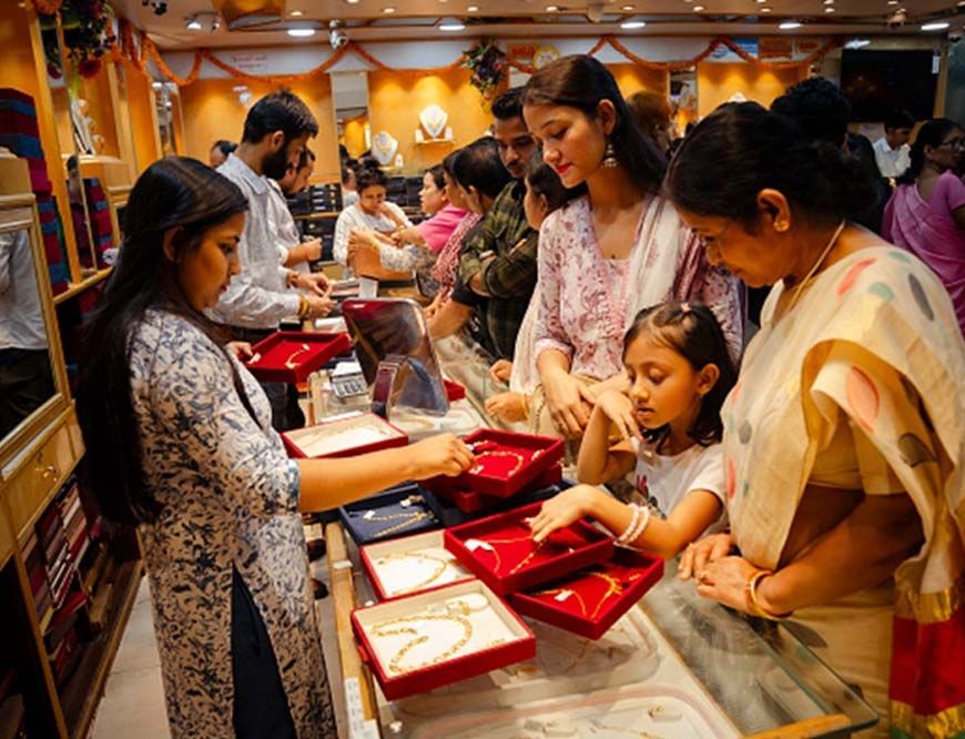 सर्राफा बाजार में सोना-चांदी के दामों में गिरावट, सोना ₹2600 और चांदी ₹4000 सस्ता