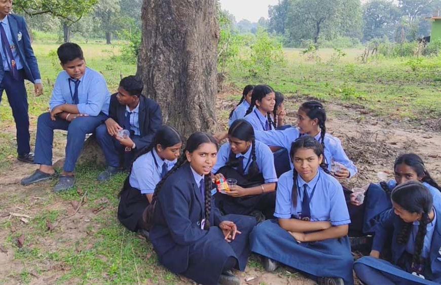 शिक्षिका के खिलाफ छात्रों का धरना : आरोप – तीन सालों से कर रही मानसिक प्रताड़ना, प्रभावशाली रिश्तों का डर दिखाती हैं