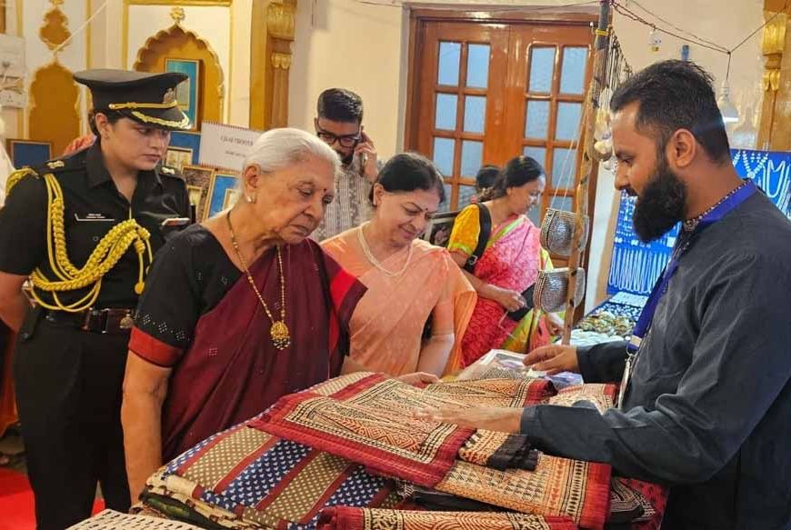 लखनऊ में क्राफ्टरूट्स प्रदर्शनी में मध्यप्रदेश की बाग प्रिंट कला का प्रदर्शन