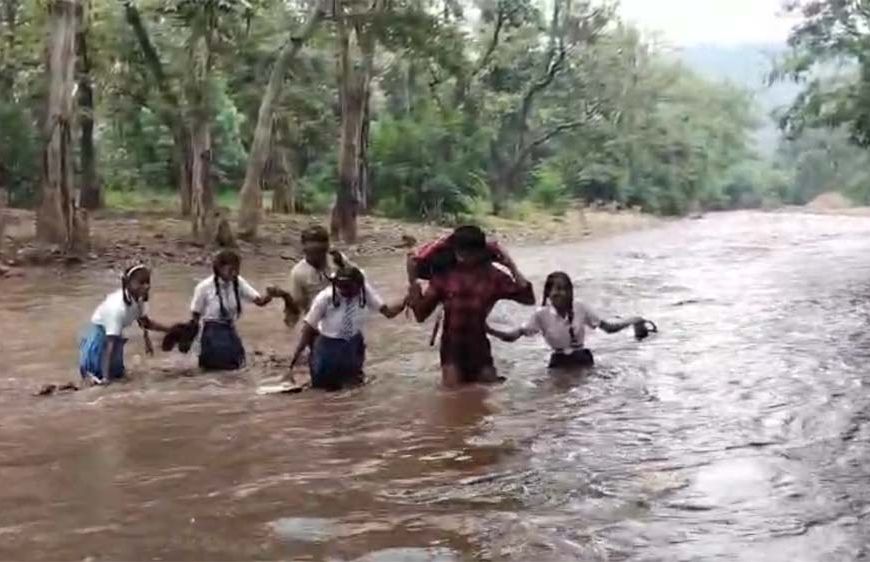 बारिश में फंसी स्कूली बच्ची, रेस्क्यू ऑपरेशन कर कराई नदी पार