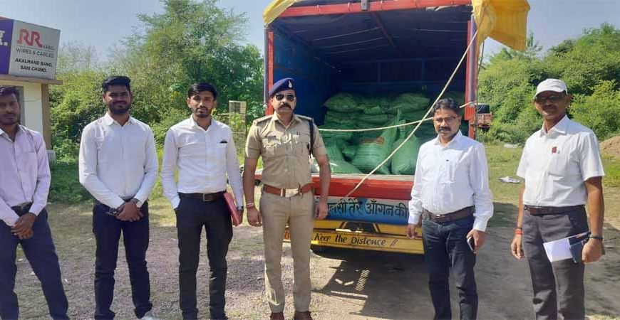 खाद का अवैध परिवहन करने पर थाना नौगांव में 2 लोगों पर एफआईआर