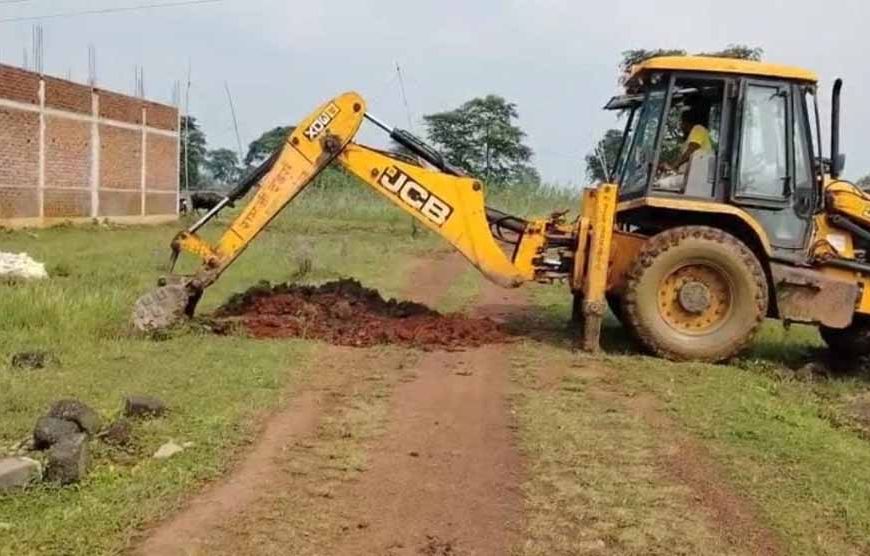 अवैध प्लॉटिंग पर प्रशासन का बुलडोजर, 10 एकड़ जमीन से हटाया कब्जा