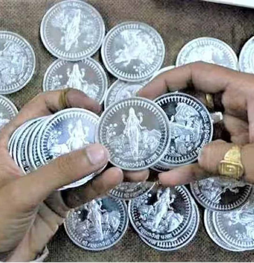त्योहारी सीजन में नकली चांदी के सिक्कों का धंधा चरम पर, मिलावटखोरों से रहें सावधान!