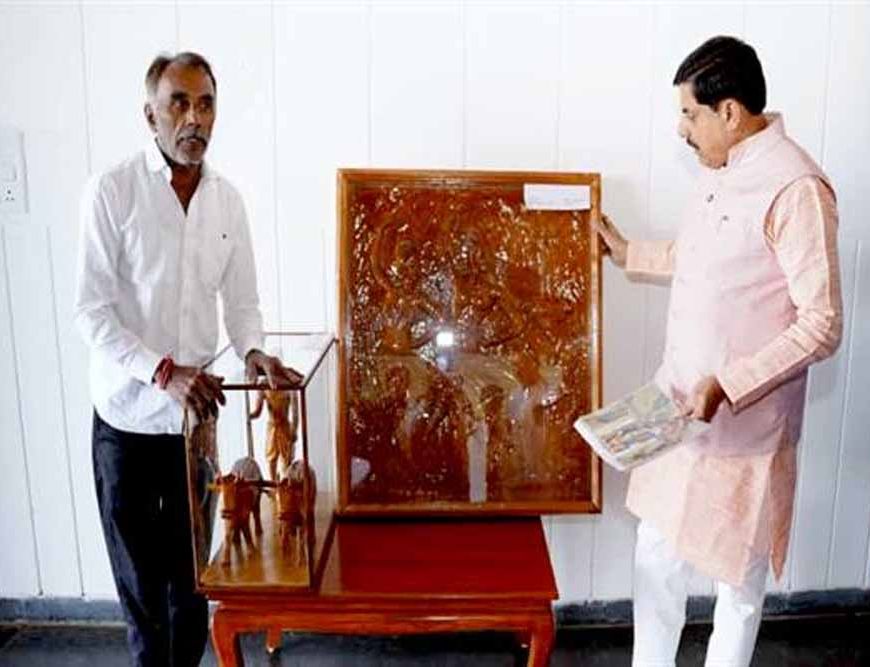 मुख्यमंत्री डॉ. यादव से काष्ठ मूर्ति कलाकार विश्वकर्मा ने की सौजन्य भेंट
