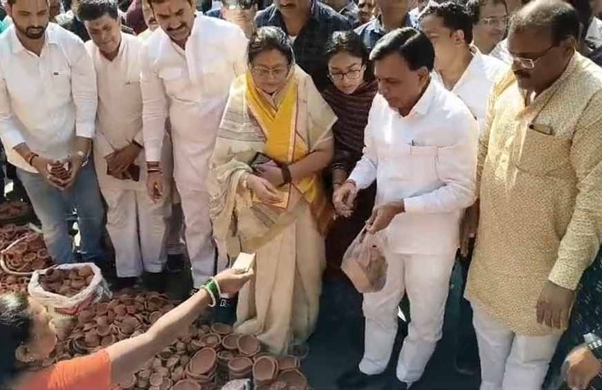 उप मुख्यमंत्री देवड़ा ने इंदौर राजवाड़ा बाजार से खरीदे मिट्टी के दीपक