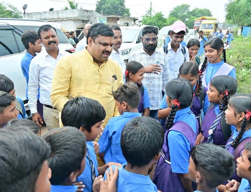 रायपुर : शिक्षा मंत्री गजेन्द्र यादव ने विद्यार्थियों से की आत्मीय भेंट, अनुशासन और लगन को बताया सफलता का मंत्र