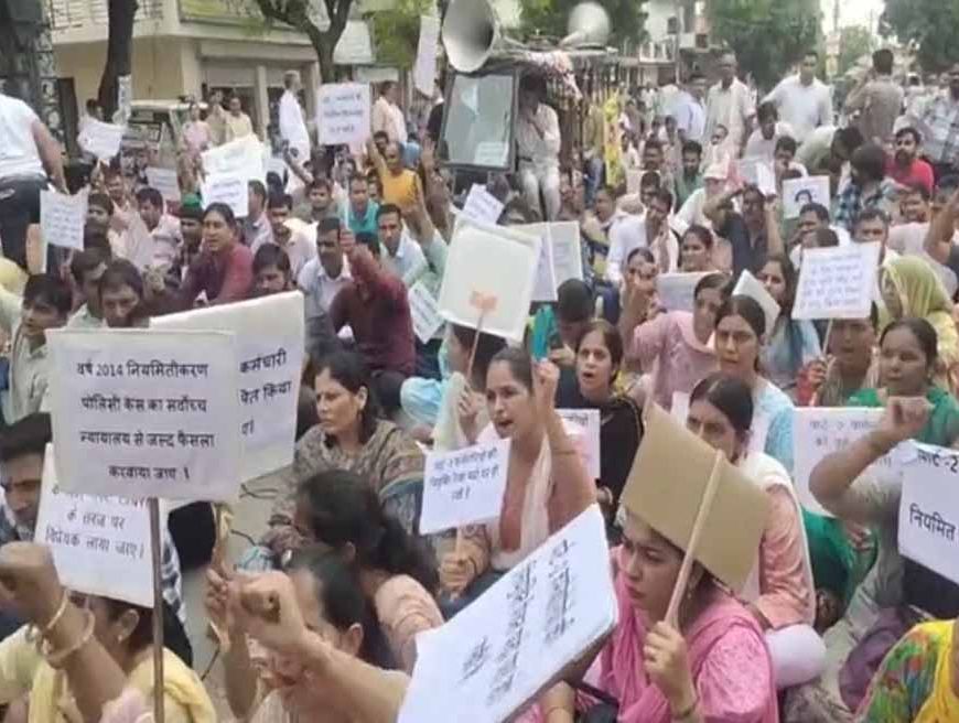 तबादले की मांग को लेकर भड़के शिक्षक, सीएम आवास के बाहर जोरदार प्रदर्शन