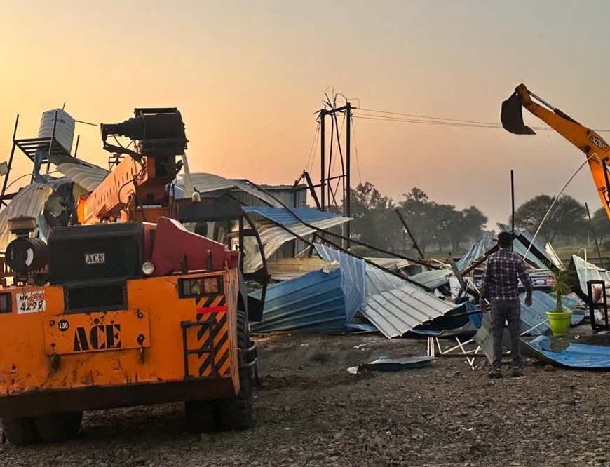 रतलाम में बुलडोजर एक्शन: दिल्ली-मुंबई एक्सप्रेसवे के पास अवैध ढाबों पर चला हथौड़ा, अतिक्रमण ढहा