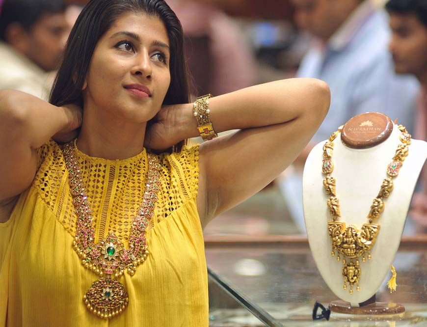 सोने ने छुआ नया रिकॉर्ड: 10 ग्राम का भाव पहुंचा ₹1,23,977, धनतेरस पर होगा ₹1.30 लाख तक!