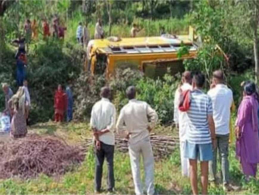 शादी की खुशी रह गई अधूरी: 42 बारातियों से भरी बस खाई में पलटी, 10 गंभीर घायल