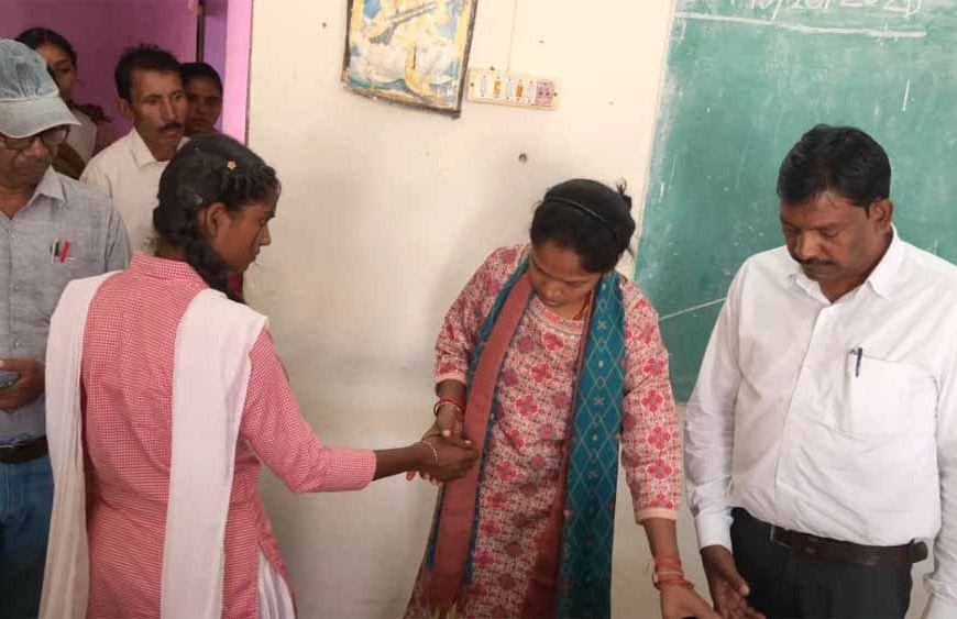 MP में प्राचार्य की क्रूरता! मामूली गलती पर छात्राओं की बेरहम पिटाई, 3 बेहोश और एक का हाथ टूटा