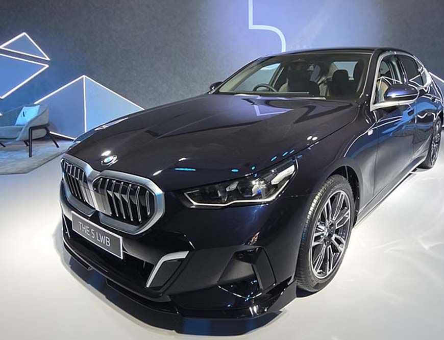 BMW की 2025 में तगड़ी शुरुआत, नौ महीने में बिकीं 11,978 कारें, 13% की ग्रोथ दर्ज