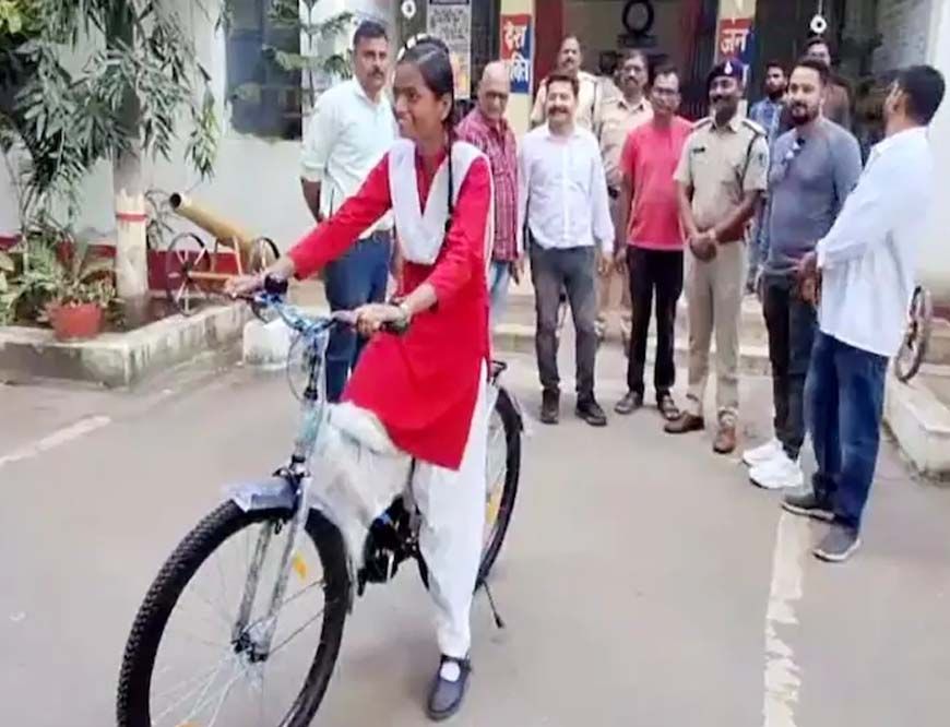 छात्रा की टूटी साइकिल लेकर पहुंची थाने, इंस्पेक्टर ने दिल जीत लिया — नई साइकिल कर दी भेंट