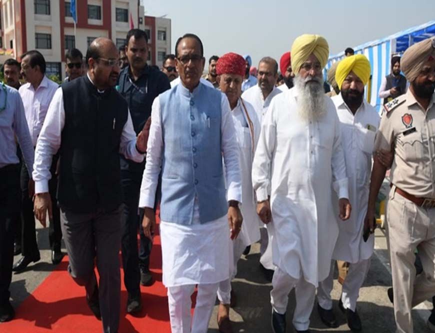 बाढ़ पीड़ितों के बीच पहुंचे कृषि मंत्री शिवराज चौहान, लुधियाना में दी आर्थिक मदद