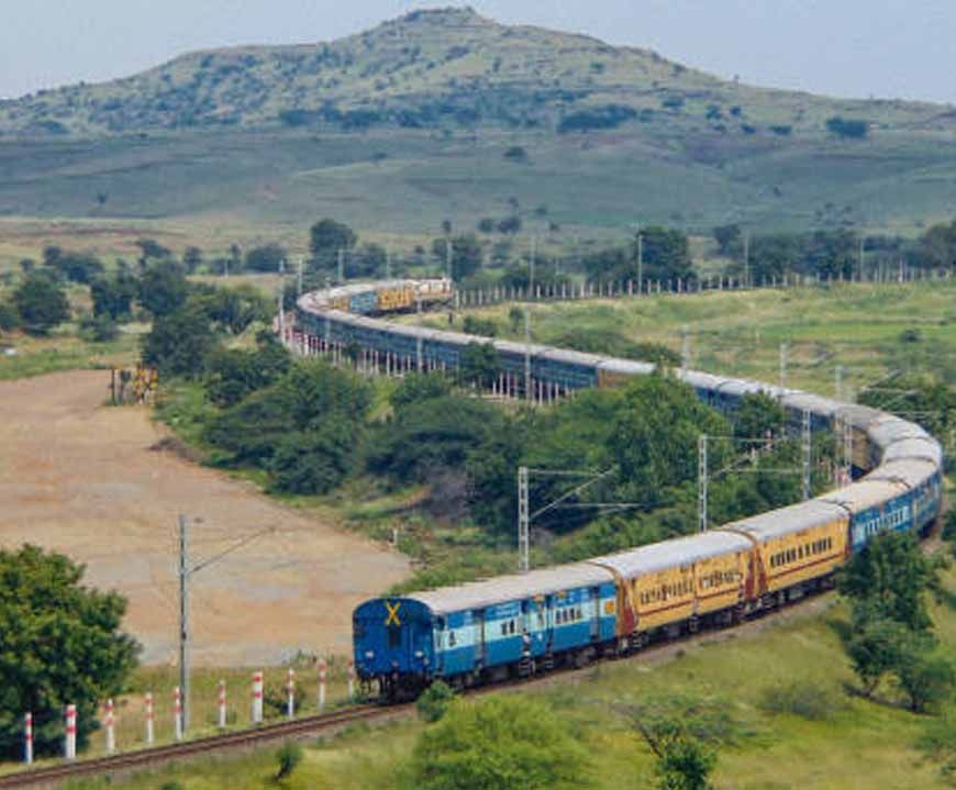 त्योहार से पहले ट्रेनों में जबरदस्त भीड़, स्लीपर और एसी में सीटें फुल, यात्री परेशान