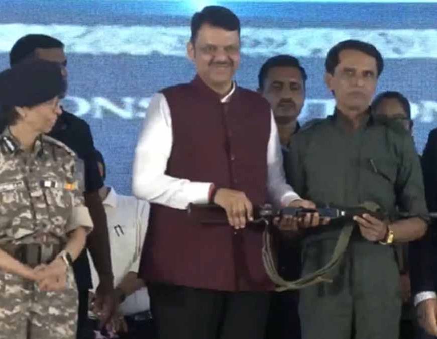 गढ़चिरौली: सीएम फडणवीस के सामने 60 नक्सलियों का सरेंडर, कमांडर सोनू ने किया हथियार समर्पण