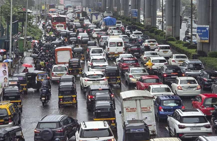 मुंबई-अहमदाबाद हाईवे पर 12 घंटे फंसे 500 स्कूली छात्र, लगा भीषण जाम