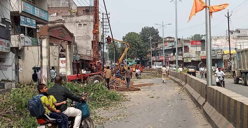 इंदौर-इच्छापुर हाईवे पर प्रशासन का बड़ा फैसला: मंदिर-मजारें हटाई गईं, विकास के रास्ते खुले