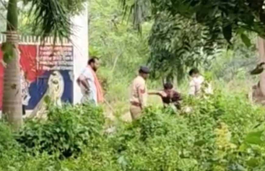 जेल के बाहर युवक पर बर्बर हमला, जेलर और आरक्षकों की कथित पिटाई का वीडियो वायरल