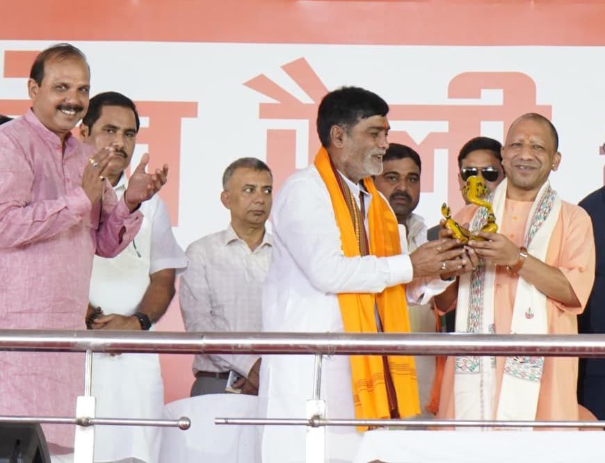 विकास को बाधित करने के लिए राजद-कांग्रेस ने शुरू की 'बुरके' की शरारतः योगी