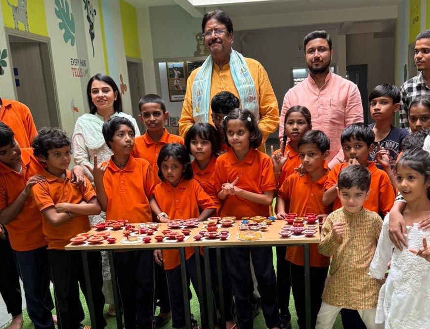 दिव्यांग बच्चों की मेहनत को मिला सहारा: अंजय शुक्ला ने कोपल वाणी से खरीदे 15,000 रुपये के दीपक, बढ़ाया उनका हौसला