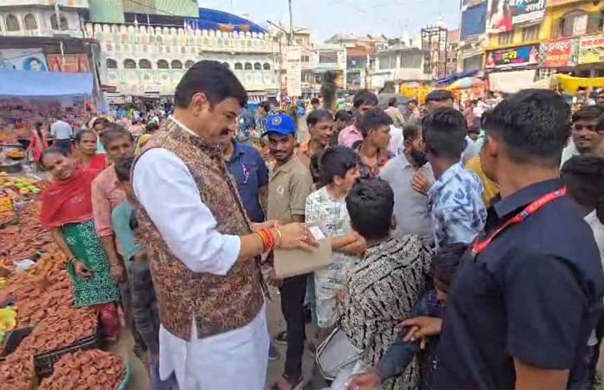 लोकल फॉर वोकल को बढ़ावा देने खाद्य मंत्री सपरिवार  खरीदी करने पहुंचे बाजार