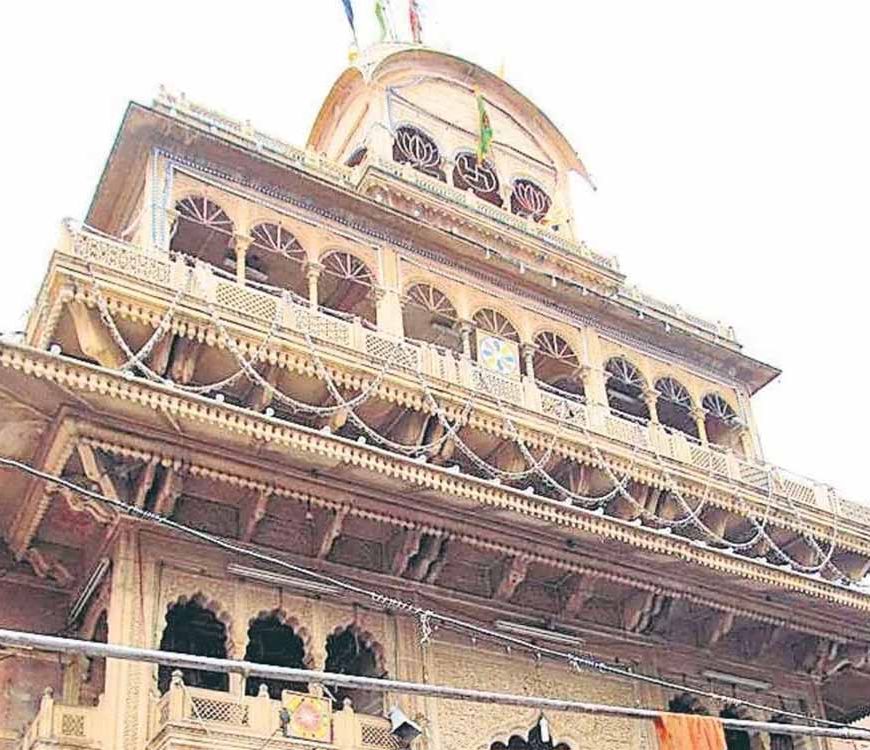 बांकेबिहारी मंदिर में फिर नियमों की अनदेखी! गर्भगृह के सामने दीपदान, सिर्फ 7 दीयों की थी अनुमति