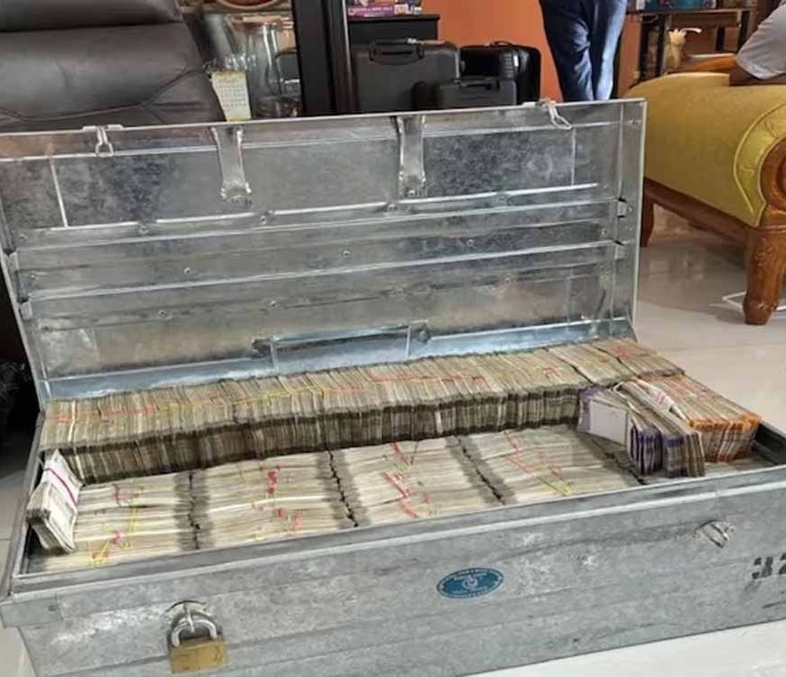 CBI की बड़ी कार्रवाई: 10 लाख रुपये लेते रंगे हाथों पकड़ा गया सरकारी अफसर, घर से बरामद हुआ पेटी भर पैसा!